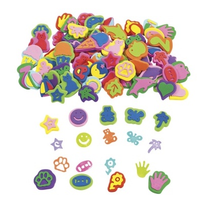 Formas coloridas em borracha com desenhos variados sobre fundo branco