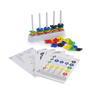 Conjunto educativo infantil com peças geométricas coloridas e base branca com hastes para empilhar.