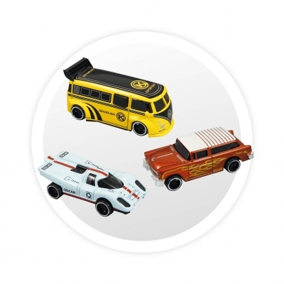 Três carrinhos de brinquedo coloridos com texto e detalhes variados
