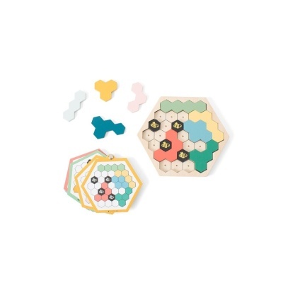 Jogo de tabuleiro em madeira com peças coloridas tipo hexágono e cartões com padrões de jogo.