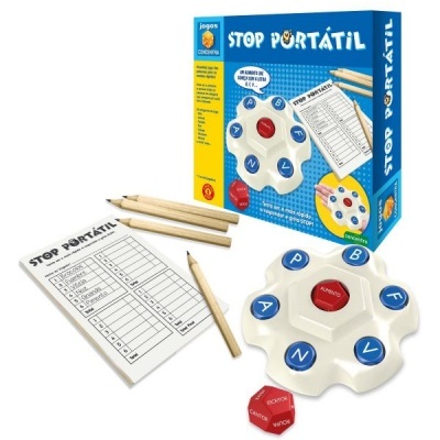 Jogo Stop Portátil com dado vermelho, suporte branco com letras azuis, lápis e folha de pontuação