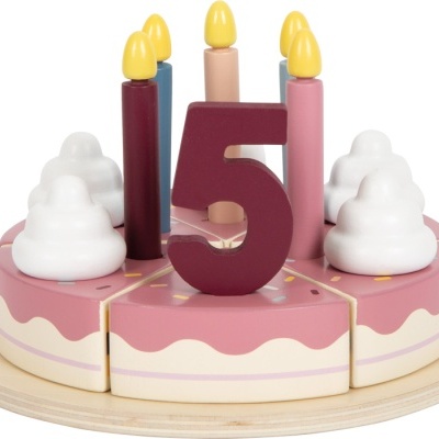 Bolo de aniversário de madeira cor-de-rosa com velas e número 5.