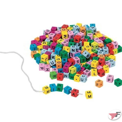 Contas de madeira coloridas com letras do alfabeto e cordão branco.