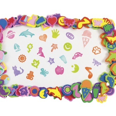 Moldura de peças coloridas de EVA com carimbos coloridos no meio