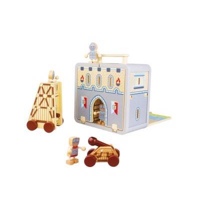 Brinquedos de madeira de tema medieval com castelo, catapulta e figuras de soldados