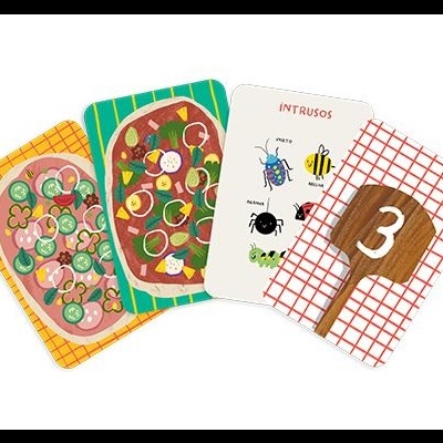 Quatro cartas de jogo com ilustrações de pizzas, insetos e número 3 em pá de madeira.