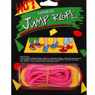 Embalagem preta de corda de saltar cor-de-rosa com texto colorido e imagem de pernas de crianças