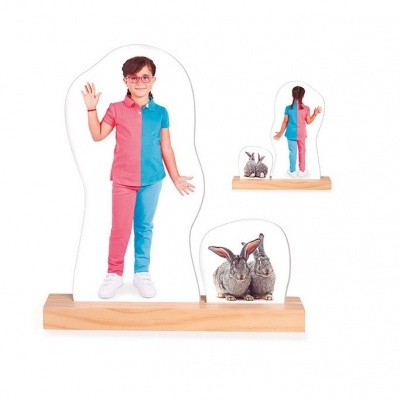 Suporte de madeira com figuras em acrílico de criança e coelhos