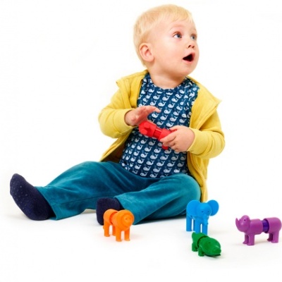 Criança a brincar com brinquedos de madeira coloridos