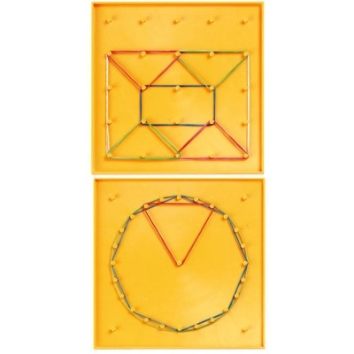 Dois tabuleiros amarelos com elásticos coloridos formando figuras geométricas.