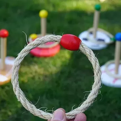 Jogo de argolas com pinos coloridos e anel de corda natural