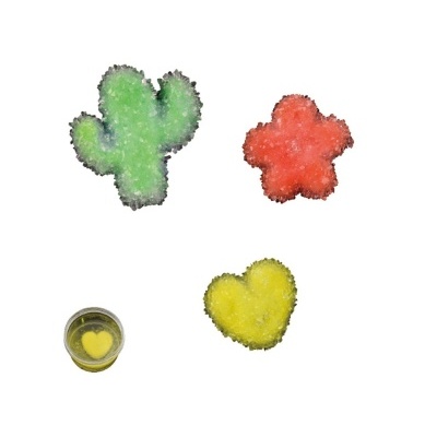 Doces coloridos em formas de cacto, flor e coração com recipiente de líquido amarelo