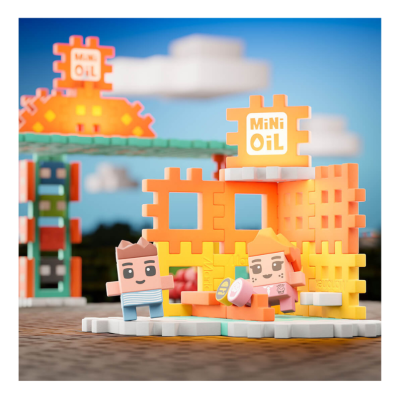 Blocos de construção coloridos com texto MINI OIL em cenário com bonecos e construções