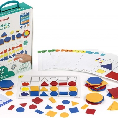 Jogo educativo com peças geométricas coloridas e cartões de atividades