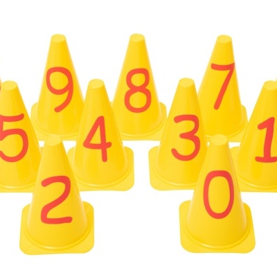 Doze cones amarelos numerados de 0 a 10