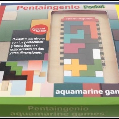 Caixa de jogo Pentaingenio Pocket da aquamarine games com peças geométricas em madeira de várias cores visíveis