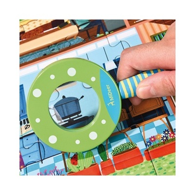 Lupa infantil verde em puzzle colorido com panela preta