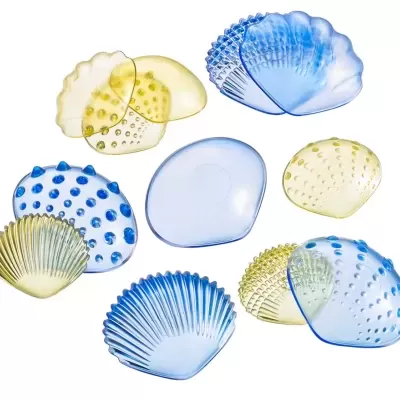 Conjunto de copos em forma de concha azul e amarelo translúcido