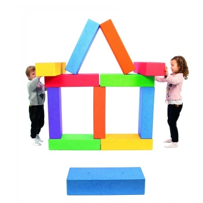 Crianças a construir estrutura de blocos de espuma coloridos