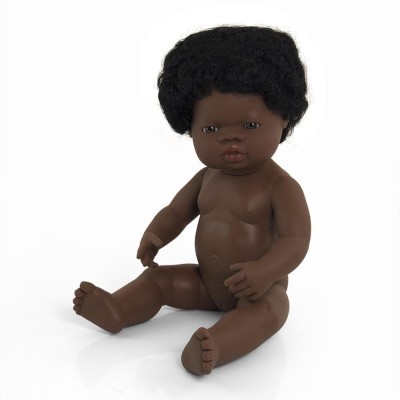 Boneca bebé de pele castanha escura com cabelo encaracolado preto sentada