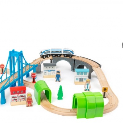 Conjunto de pista de comboio de madeira com ponte azul e carrinho azul.