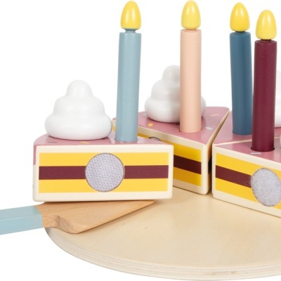 Bolo de aniversário de madeira colorido com velas em base circular