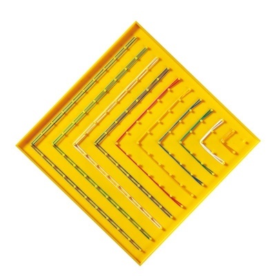 Conjunto de cabos de soldadura flexíveis coloridos em suporte amarelo.