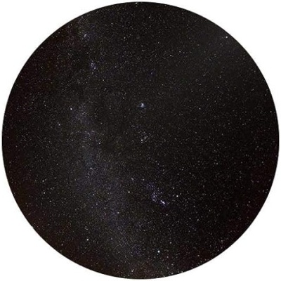 Três posters redondos com temas do espaço: sistema solar, céu estrelado e mapa estelar.