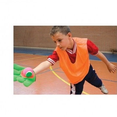 Criança a jogar com luva verde de espantalho e bola rosa e verde num ginásio.