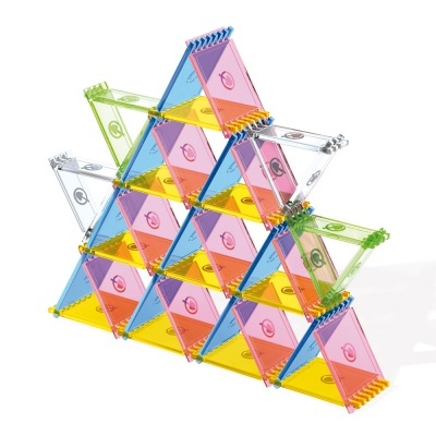 Estrutura de peças triangulares coloridas de plástico translúcido