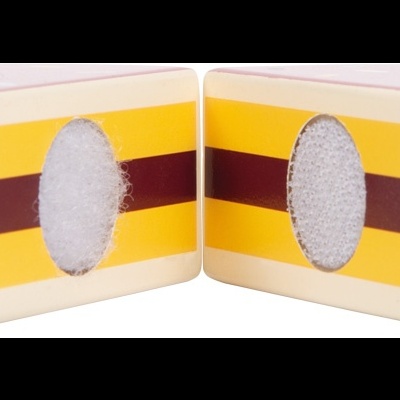 Três blocos de madeira retangulares coloridos com faixas horizontais e recortes ovais centrados.