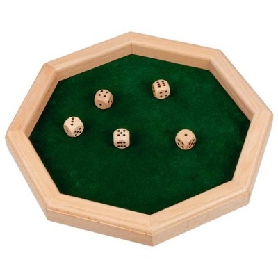 Tabuleiro octogonal em madeira clara com base verde e cinco dados bege.