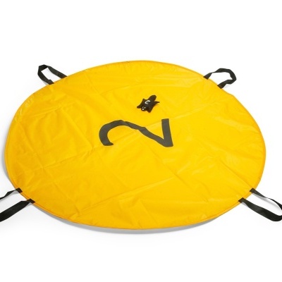 Tapete redondo amarelo com alças pretas e desenho preto