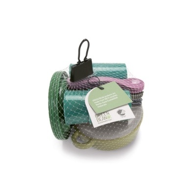 Conjunto de utensílios de cozinha coloridos embalados em saco de rede branco