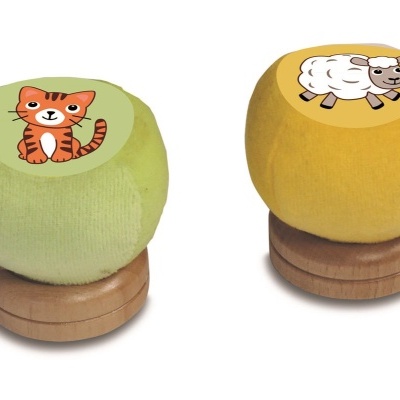 Dois carimbos com suportes de madeira e almofadas de tecido, um verde com gato e outro amarelo com ovelha