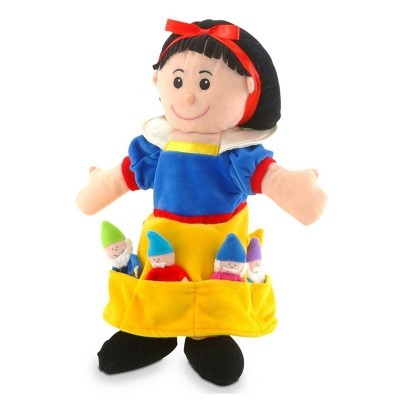 Boneca de pelúcia com quatro pequenos bonecos coloridos nos bolsos do vestido