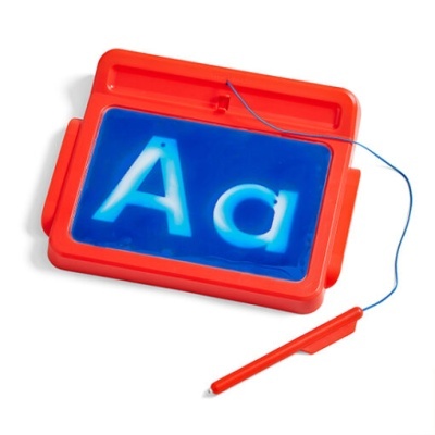 Quadro magnético educativo vermelho com letras À e a em azul e caneta vermelha ligada por cordão.