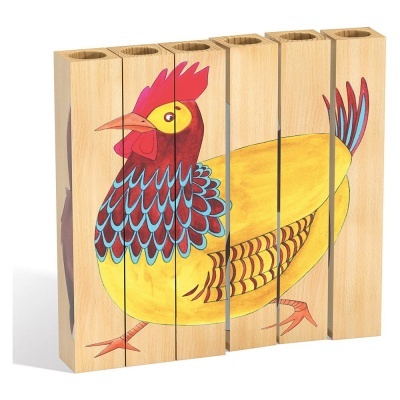 Bloco de madeira com desenho de galinha colorida