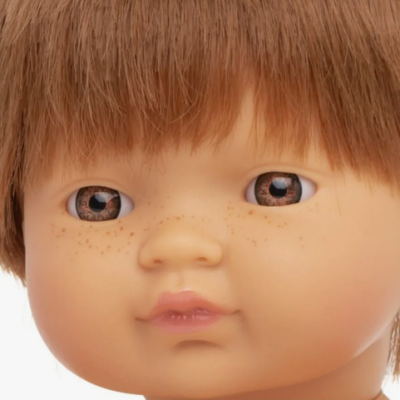 Rosto de boneca com cabelo castanho e olhos castanhos