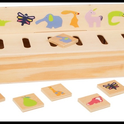 Caixa de madeira com cartões de animais coloridos para encaixar