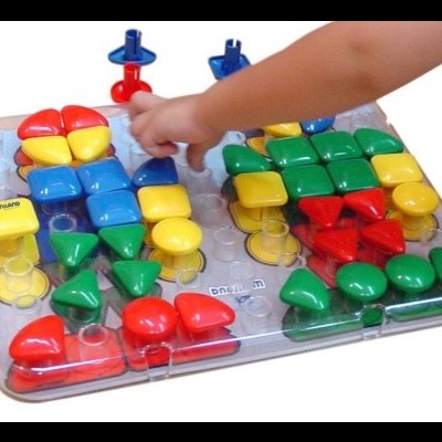 Jogo didático com peças plásticas coloridas e base transparente