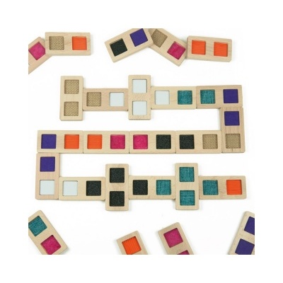Jogo de dominó de madeira com quadrados coloridos em diferentes cores