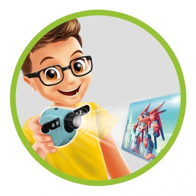 Criança com óculos segurando projetor azul que exibe imagem de robô