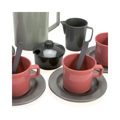 Conjunto de chá com chávenas rosa e acessórios cinzentos e pretos