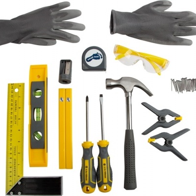 Conjunto de ferramentas de bricolage com luvas, óculos, fita métrica, nível, martelo e chaves de fendas