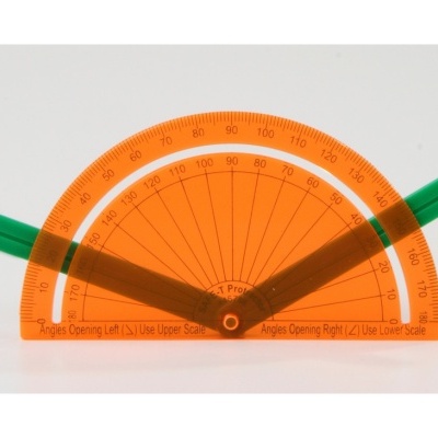 Transferidor plástico laranja e verde com escala de ângulos e braços móveis.