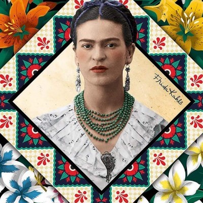 Retrato de Frida Kahlo com joias e fundo floral colorido