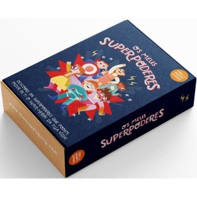 Caixa de cartão com ilustração de crianças super-heróis e texto 'OS MEUS SUPERPODERES', fundo azul escuro
