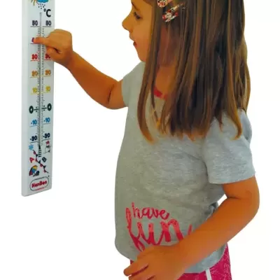 Menina a apontar para termómetro infantil colorido de parede