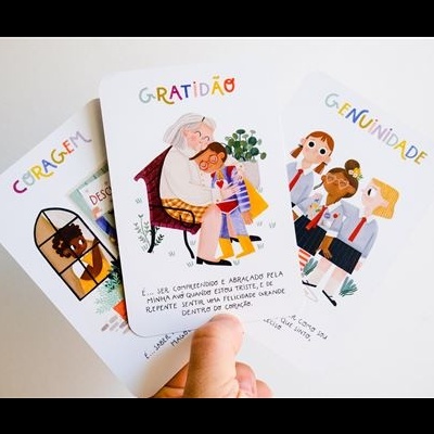 Três cartões ilustrados coloridos com textos CORAGEM, GRATIDÃO e GENUINIDADE
